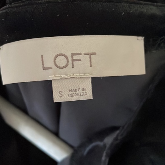 Loft velvet tie neck top with flutter sleeves perfect for holiday party - Picture 3 of 3